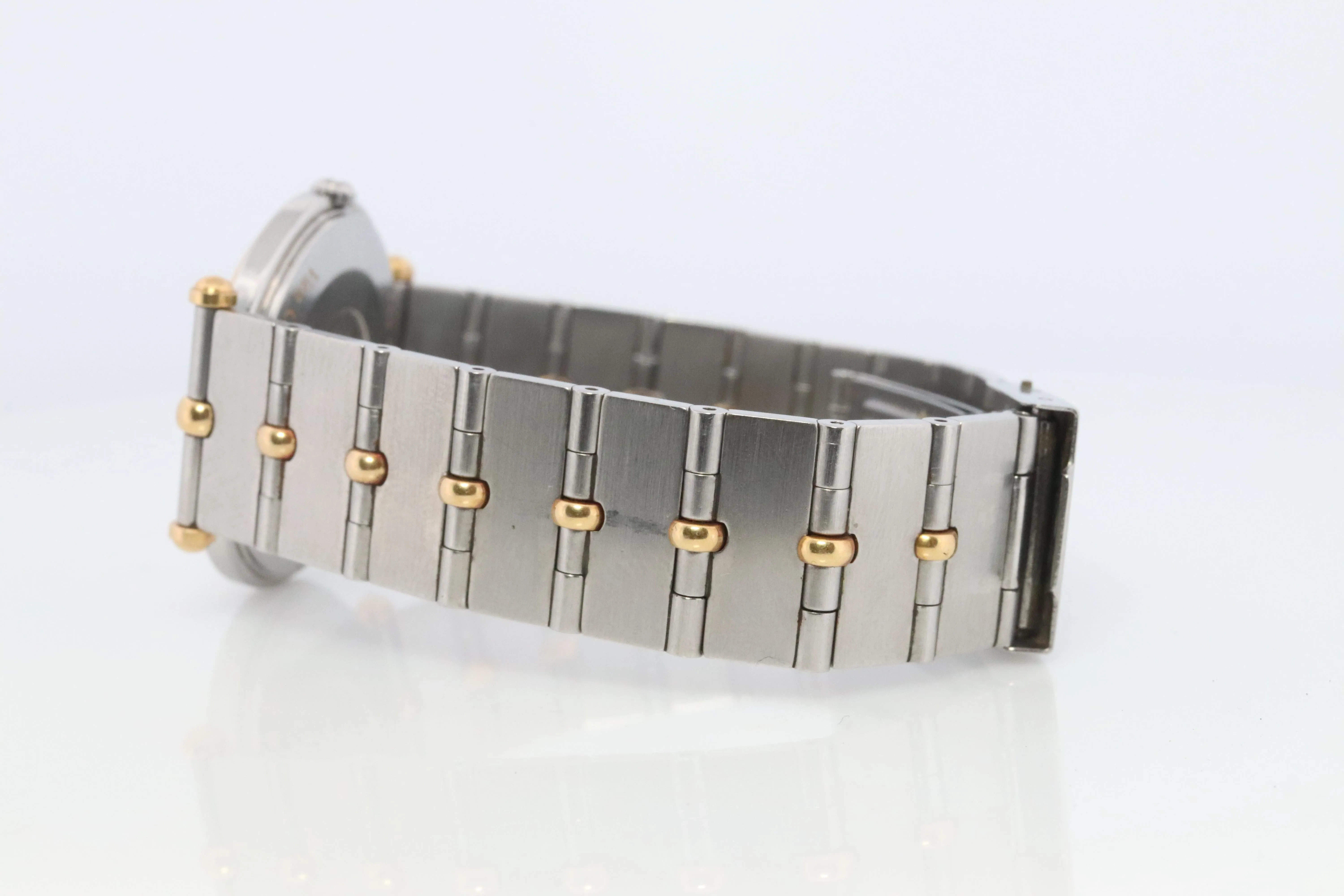 Van Cleef and Arpels 416 604 B4 watch. La Collection 18k SS Round 32mm Watch